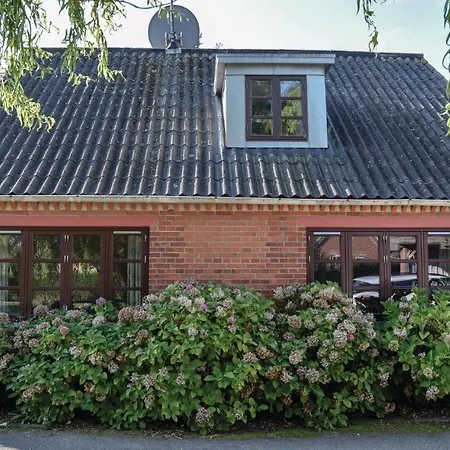 Feriehus Three-bedroom Holiday With A Patio 01