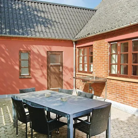 Three-bedroom Holiday With A Patio 01 *
