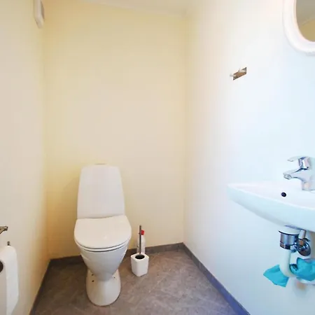 Feriehus Three-bedroom Holiday With A Patio 01 *